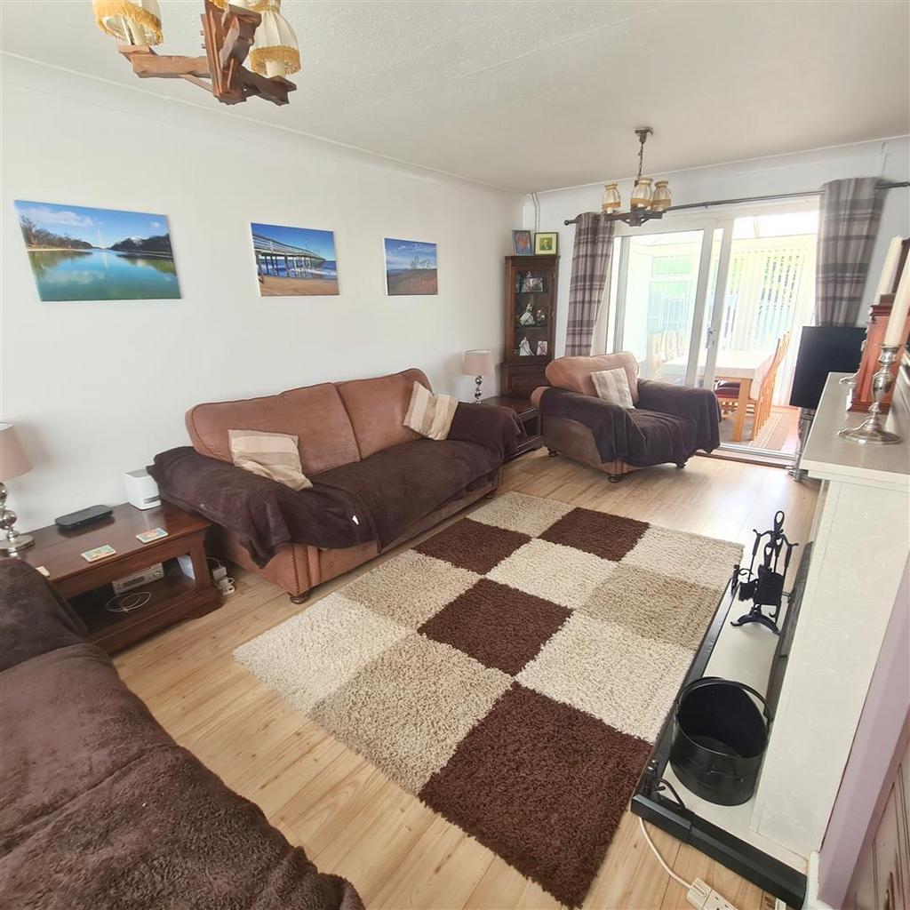 Windermere Drive, Worcester WR4 3 bed terraced house £220,000