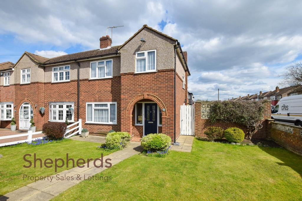 Royal Avenue, Waltham Cross EN8 3 bed semidetached house for sale £