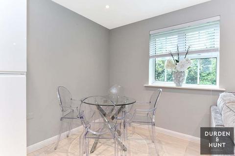39 Retreat Way, Chigwell, IG7 6EL