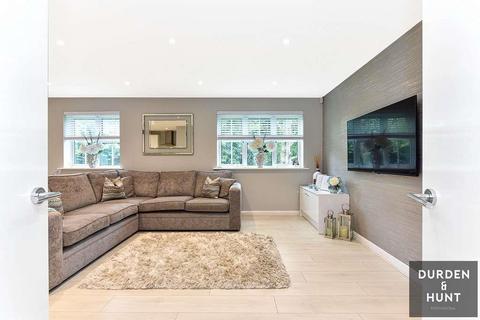 39 Retreat Way, Chigwell, IG7 6EL