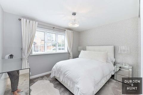 39 Retreat Way, Chigwell, IG7 6EL