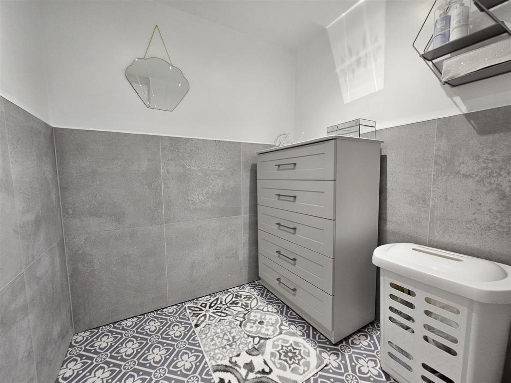Changing room/linen store