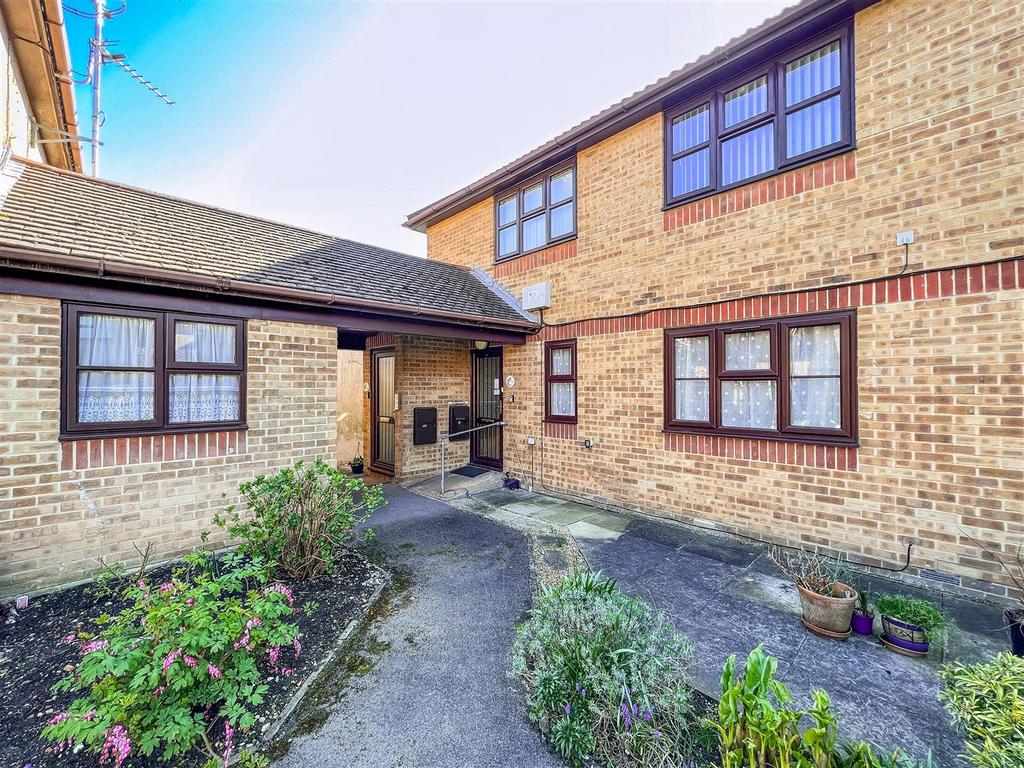 Postern Close, Portchester 1 bed flat £190,000