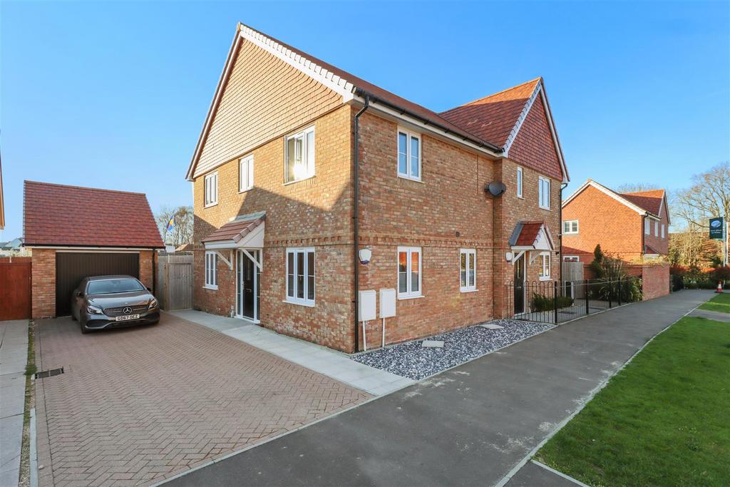 Honeysuckle Avenue, Hellingly, Hailsham 3 bed semidetached house £