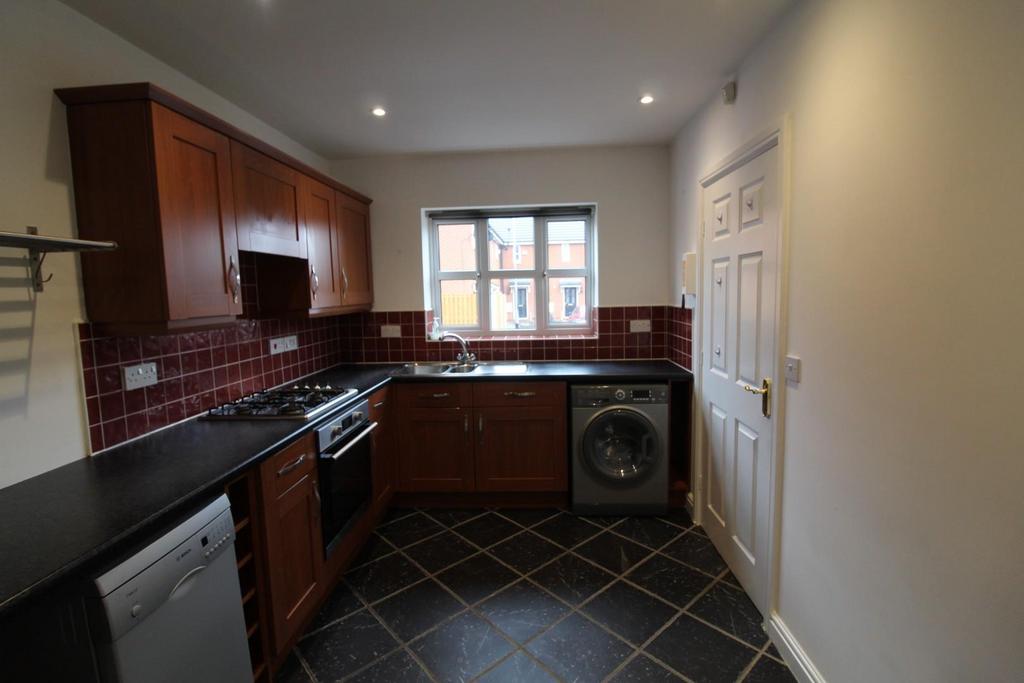 Shire Road, Morley, Leeds 3 bed house £895 pcm (£207 pw)