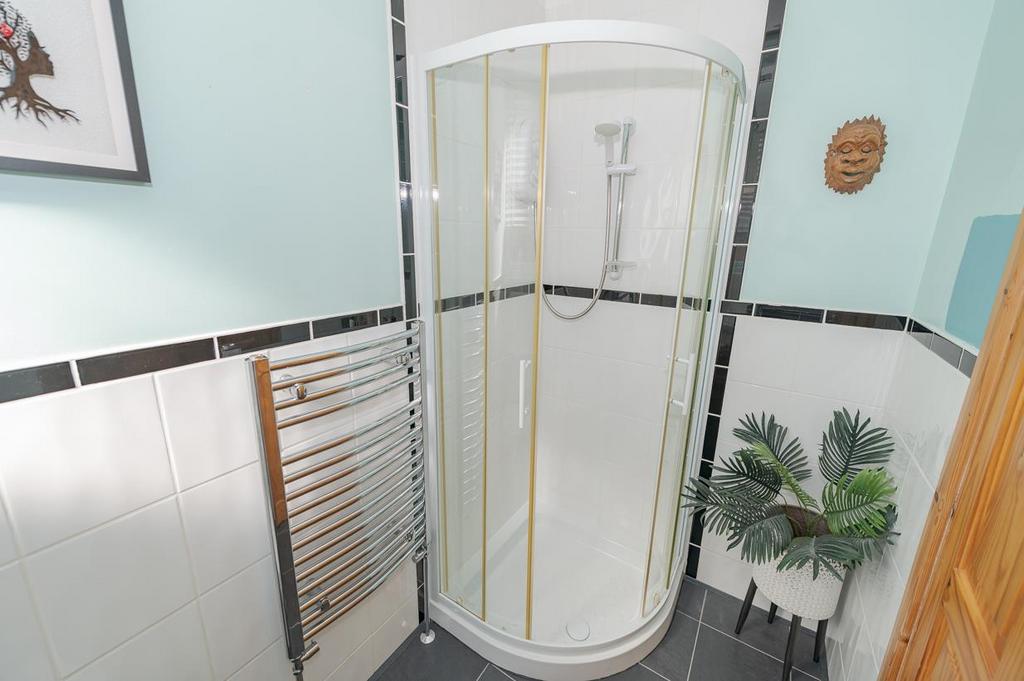 Shower room 2.jpg