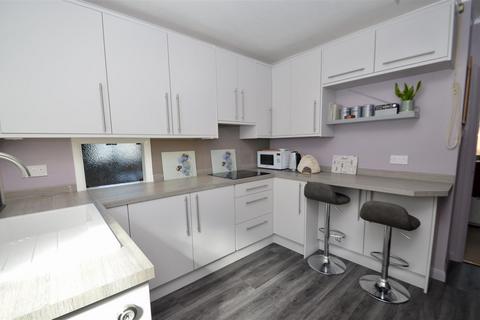 6 Blewfield, Godalming, GU7 1TR
