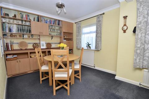 6 Blewfield, Godalming, GU7 1TR