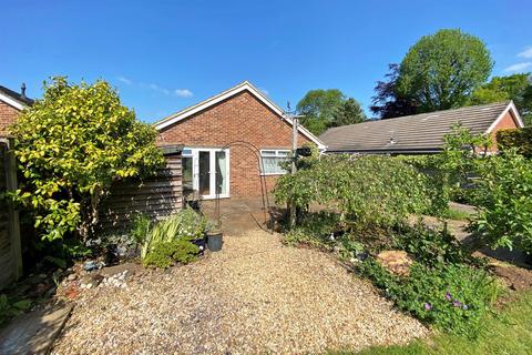 6 Blewfield, Godalming, GU7 1TR