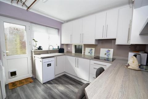 6 Blewfield, Godalming, GU7 1TR