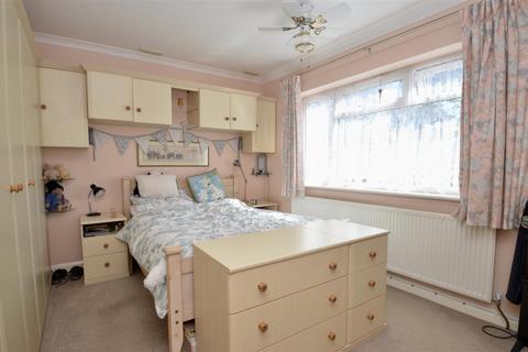 6 Blewfield, Godalming, GU7 1TR
