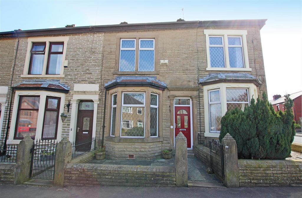 Earnsdale Road, Darwen, BB3 1HS 3 bed terraced house £750 pcm (£173 pw)