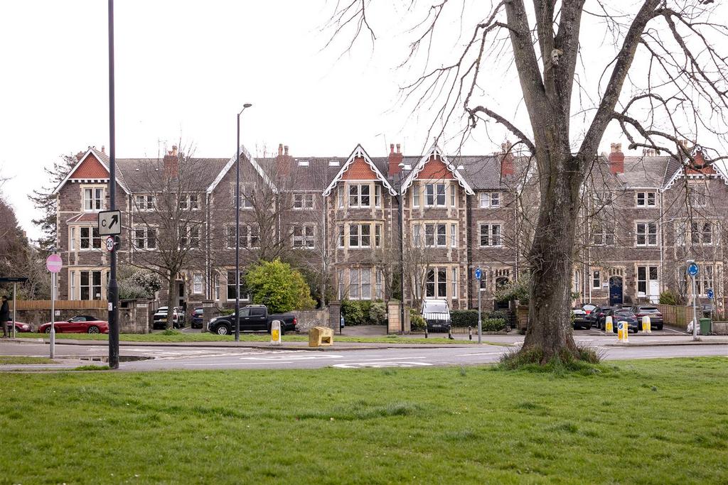 First Floor Flat 53 Clifton Down Road-16.jpg