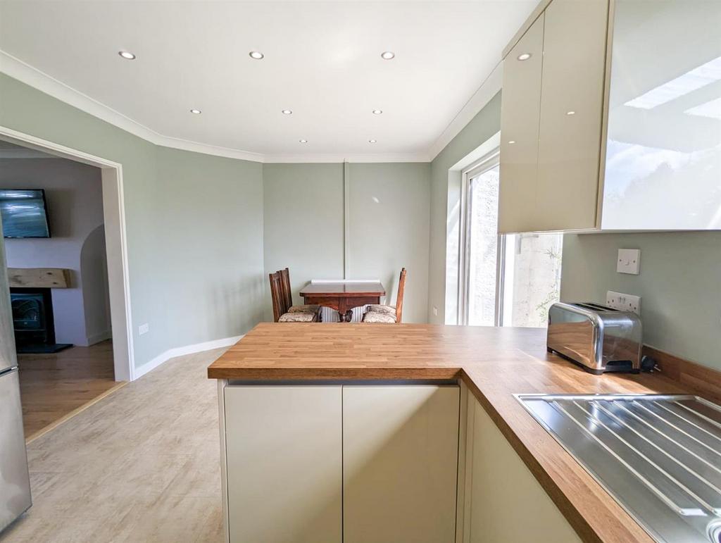 St. Martins Park, Haverfordwest 3 bed semidetached house £895 pcm (£