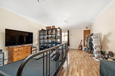 Flat 4, Maple Court Blenheim Road, London, SE20 8HN