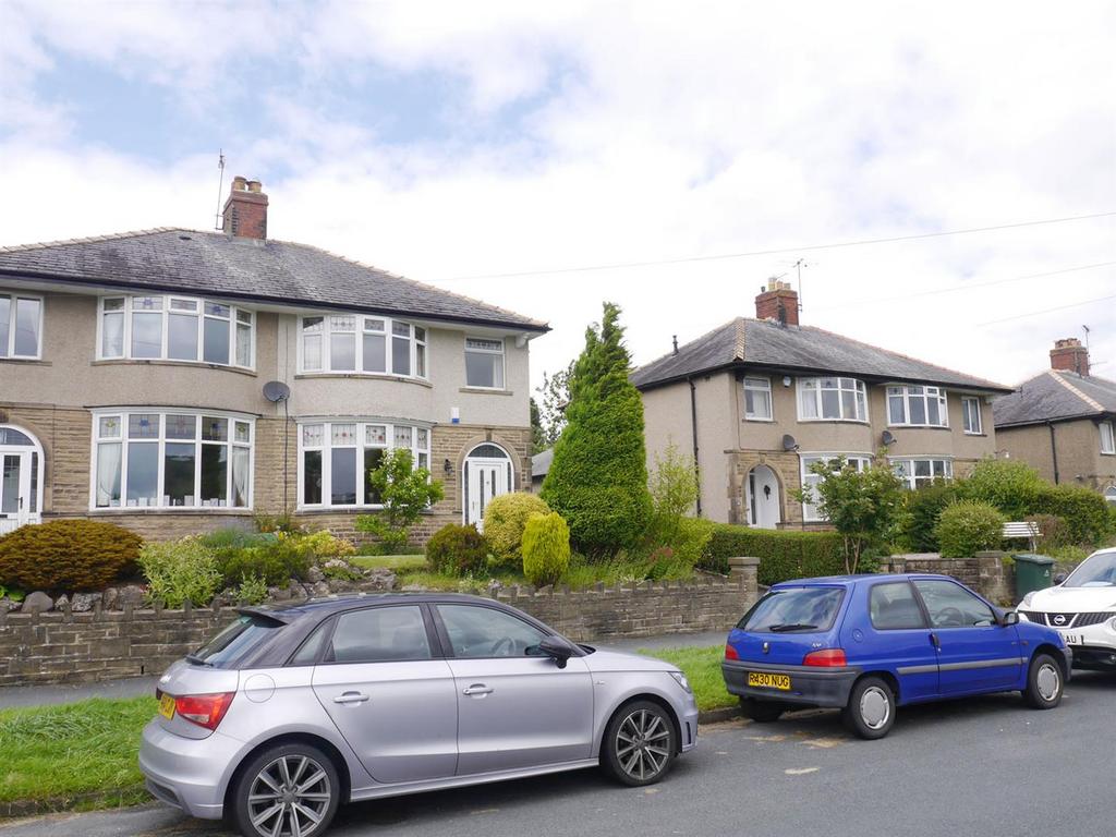 Princes Drive, Skipton 3 bed semidetached house £975 pcm (£225 pw)