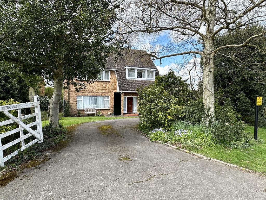 Roundwood Avenue, Hutton Mount, Brentwood 3 bed detached house £1,250,000