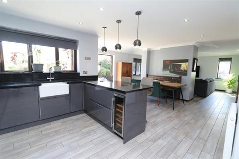 4 bedroom detached house for sale, Birdbrook Close, Hutton, Brentwood