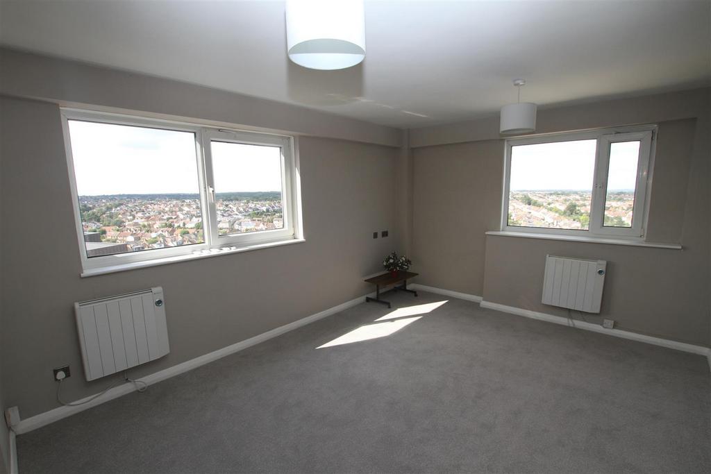 St Clements Court East, Broadway West, Leigh On Sea 2 bed flat £995
