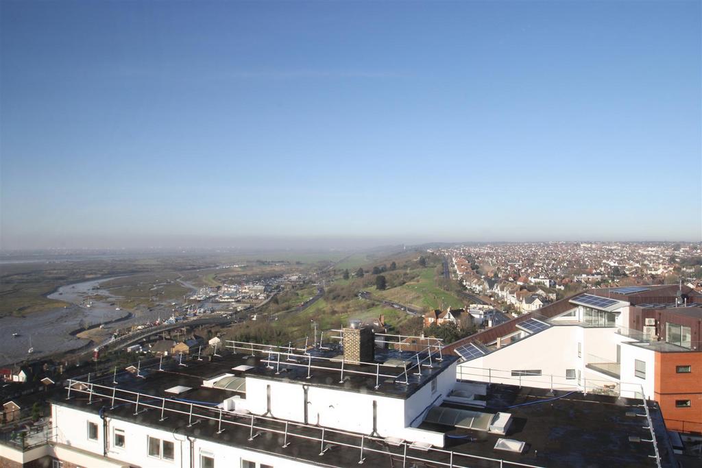 St Clements Court East, Broadway West, Leigh On Sea 2 bed flat £995