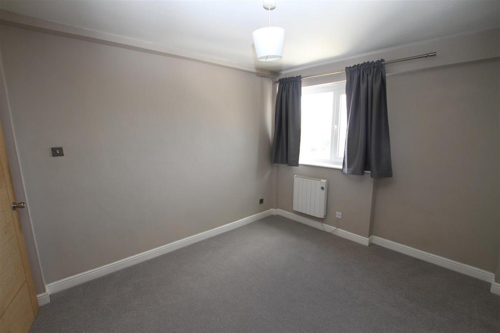 St Clements Court East, Broadway West, Leigh On Sea 2 bed flat £995