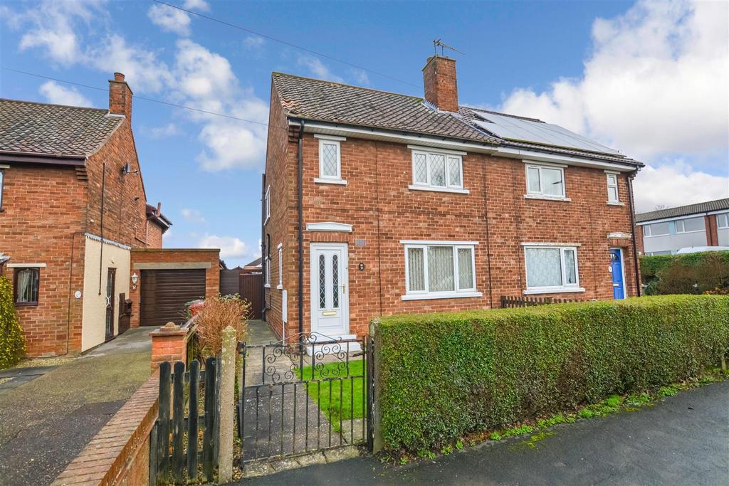 Vicarage Gardens, Wrawby, Brigg 2 bed semidetached house £495 pcm (£