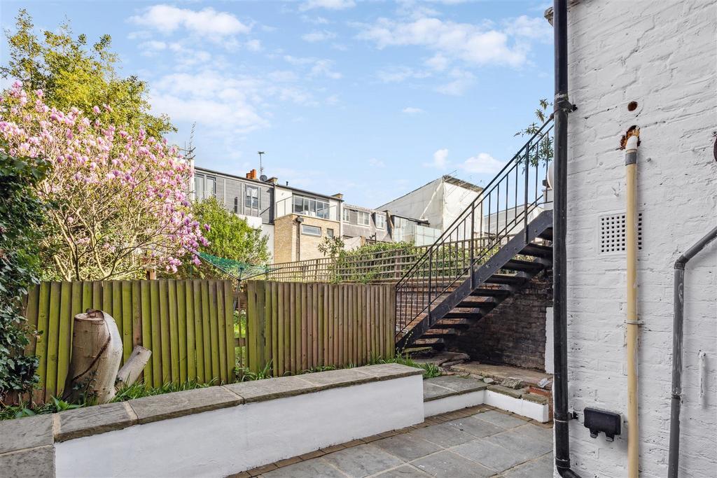 Loftus Road, London 1 bed flat £1,750 pcm (£404 pw)