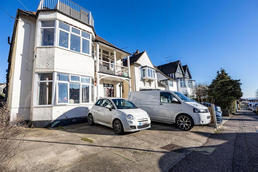 Ailsa Road, WestcliffOnSea 2 bed for sale £280,000