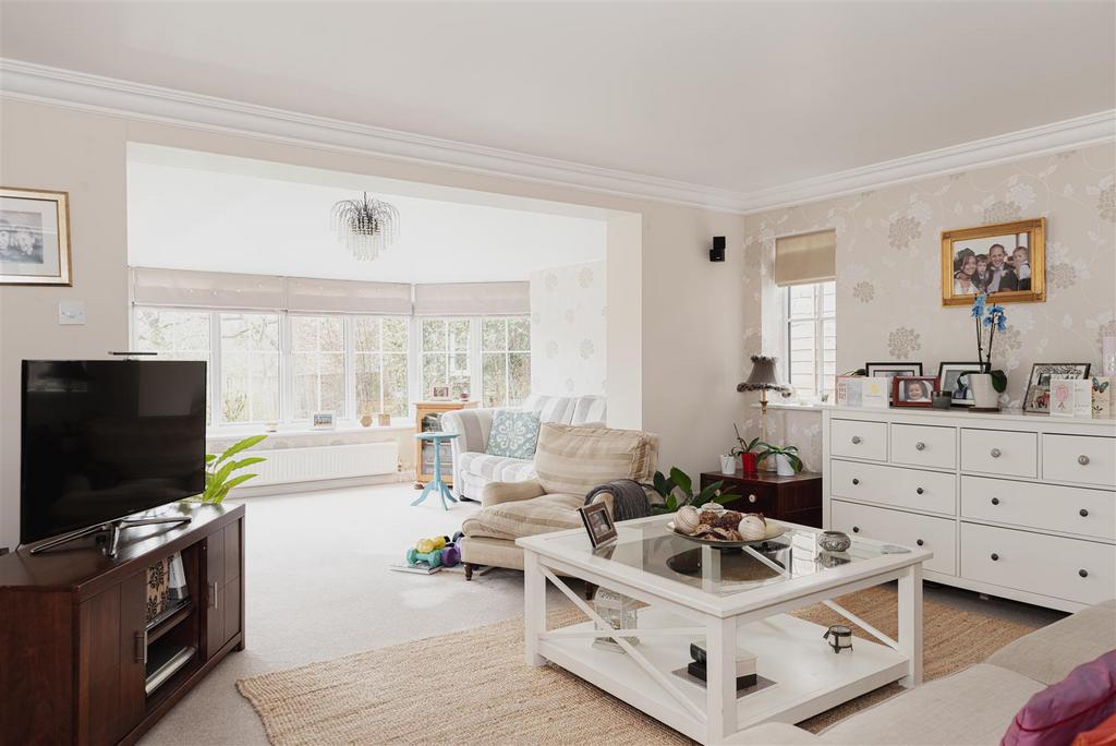 Abinger Drive, Redhill 3 bed detached house £2,650 pcm (£612 pw)