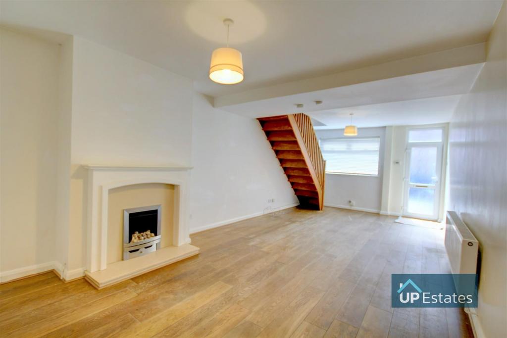 Lister Street, Nuneaton 2 bed terraced house £800 pcm (£185 pw)