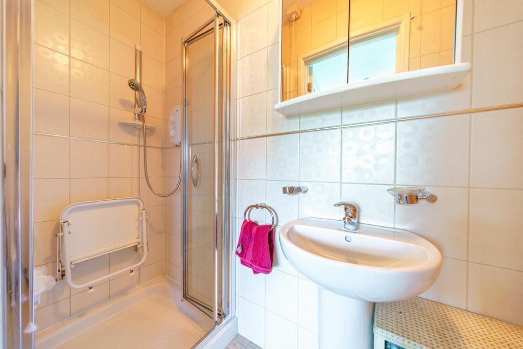 10 - 2nd ensuite.jpg