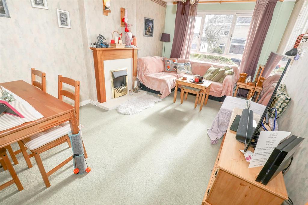 Lennox Court, Glenrothes 3 bed semidetached house £128,000