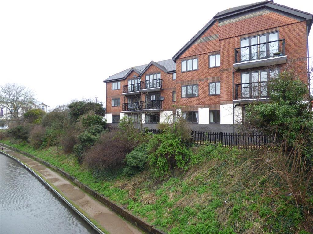 Clopton Road, StratforduponAvon 2 bed apartment £695 pcm (£160 pw)