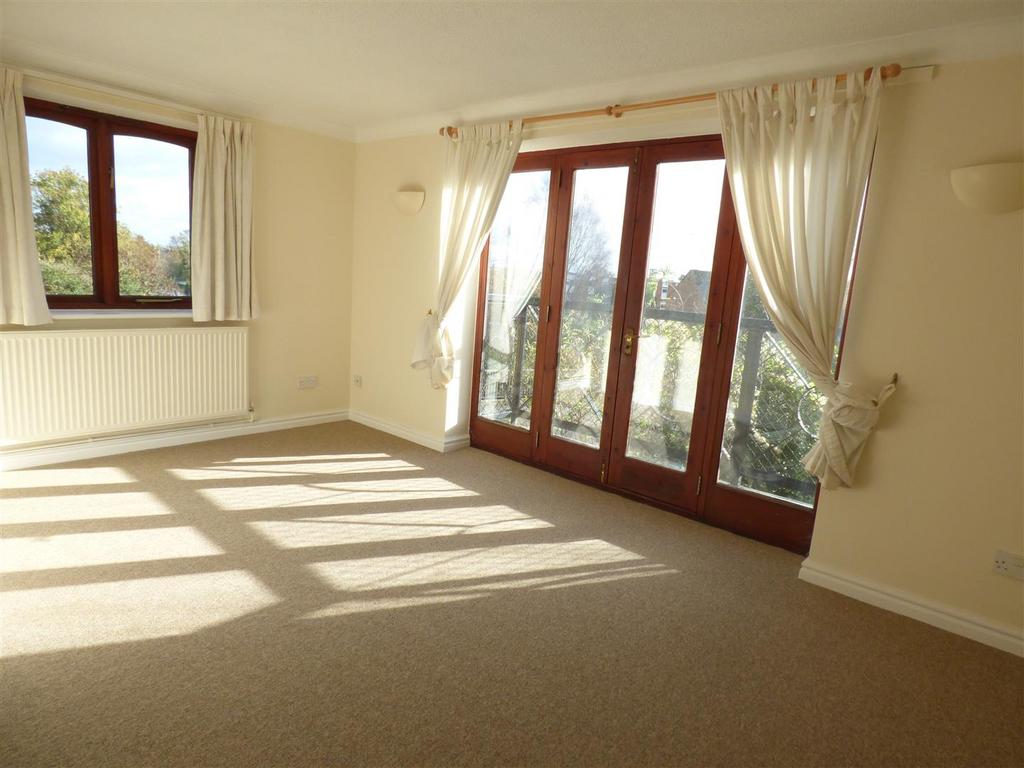 Clopton Road, StratforduponAvon 2 bed apartment £695 pcm (£160 pw)
