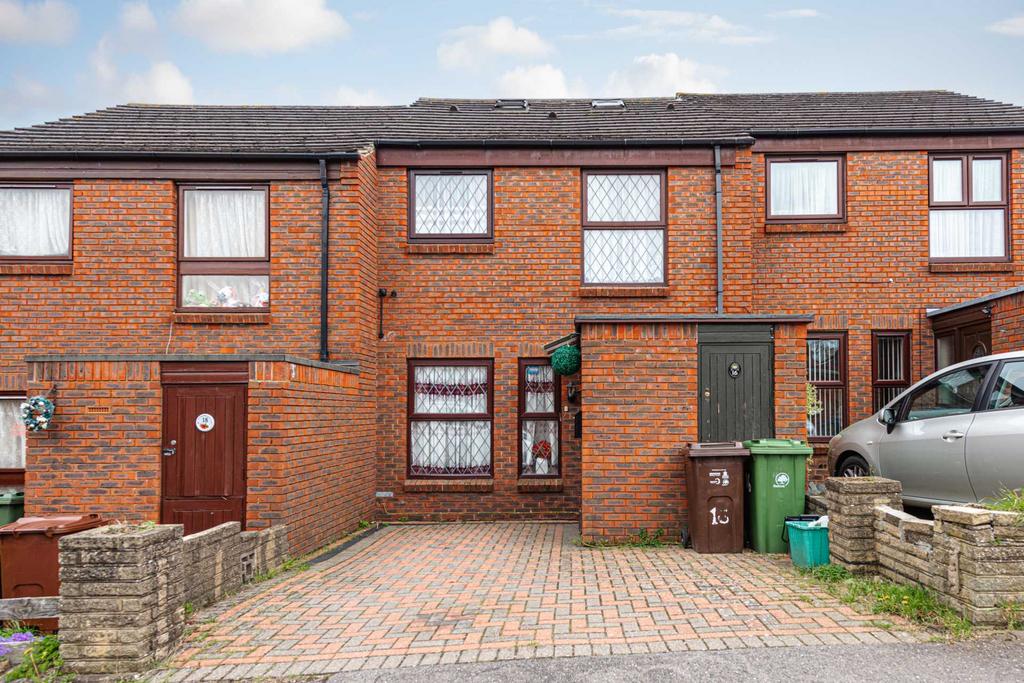 Dorking Close, Worcester Park 4 bed terraced house £2,300 pcm (£531 pw)