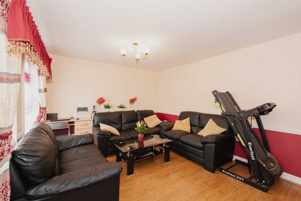Dorking Close, Worcester Park 4 bed terraced house £2,300 pcm (£531 pw)