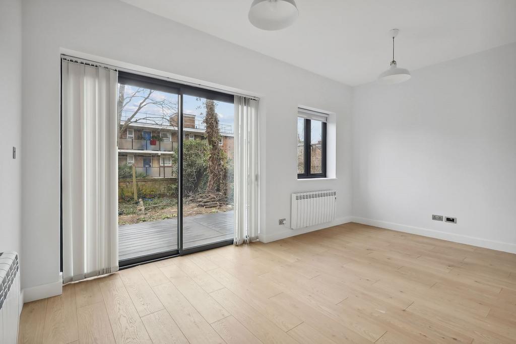Hanley Road, Finsbury Park 2 bed flat to rent £2,500 pcm (£577 pw)