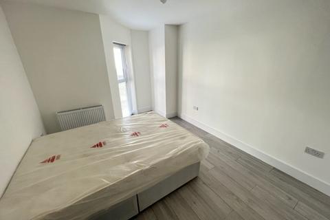 3 bedroom flat to rent, The Balbirs, Portswood Road