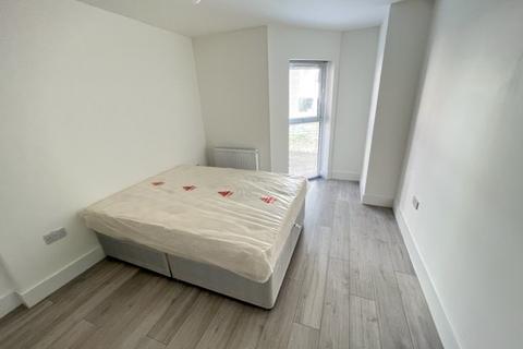 3 bedroom flat to rent, The Balbirs, Portswood Road