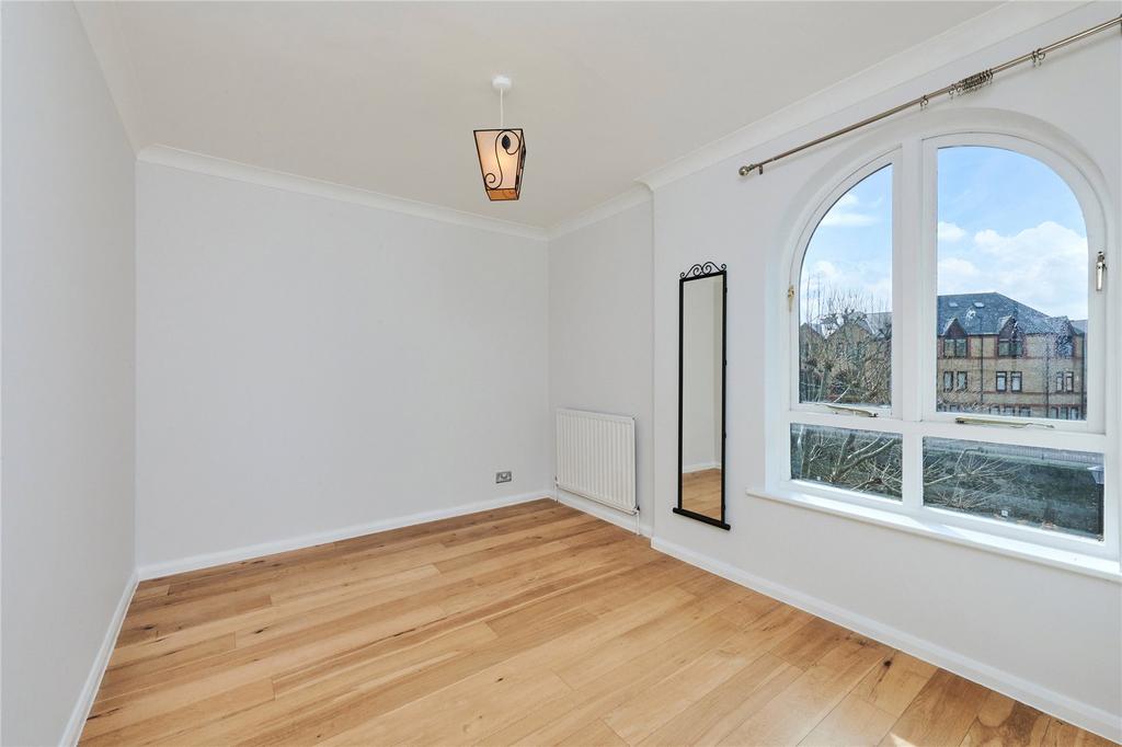 Welland Mews, London 3 bed flat £3,000 pcm (£692 pw)