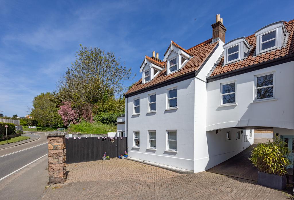 La Route De Beaumont, St. Peter, Jersey 2 bed apartment £1,900 pcm (£