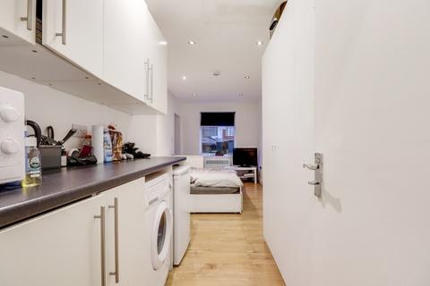 Mixed use to rent, West Hill, Wembley, London, HA9 - ENSUITE BEDSIT COUNCIL TAX AND WATER INC