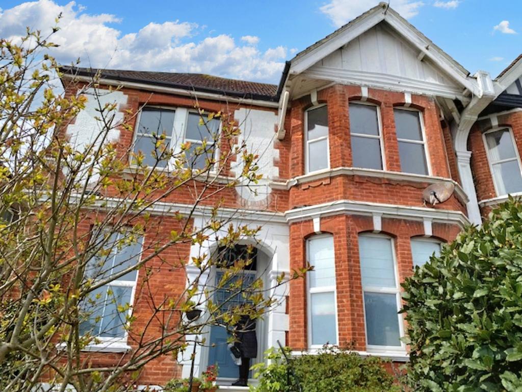 Dorset Road, BexhillonSea TN40 3 bed flat £1,200 pcm (£277 pw)