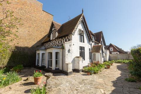 4 bedroom semi-detached house for sale, Avenue Road, Herne Bay, CT6