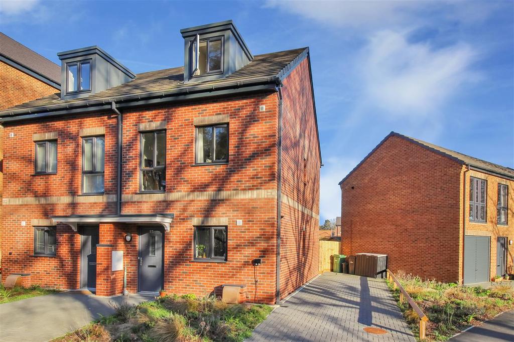 Lambourne Road, Bordon 3 bed semidetached house £130,000