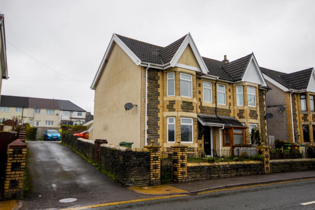 Blackwood Road, Pontllanfraith, Blackwood 3 bed semidetached house for