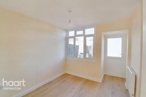 27 Robin Way, Orpington, BR5 3AX