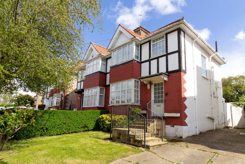 Farm Road, Edgware, HA8 3 bed semidetached house for sale £650,000
