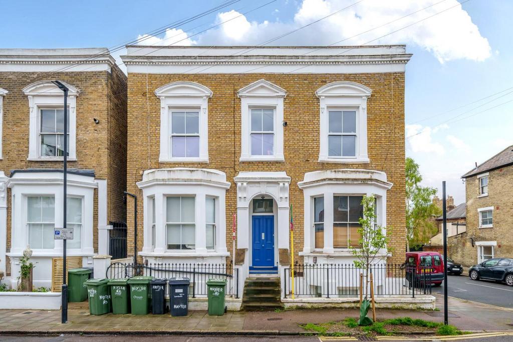 Hayter Road, Clapham 2 bed flat £450,000