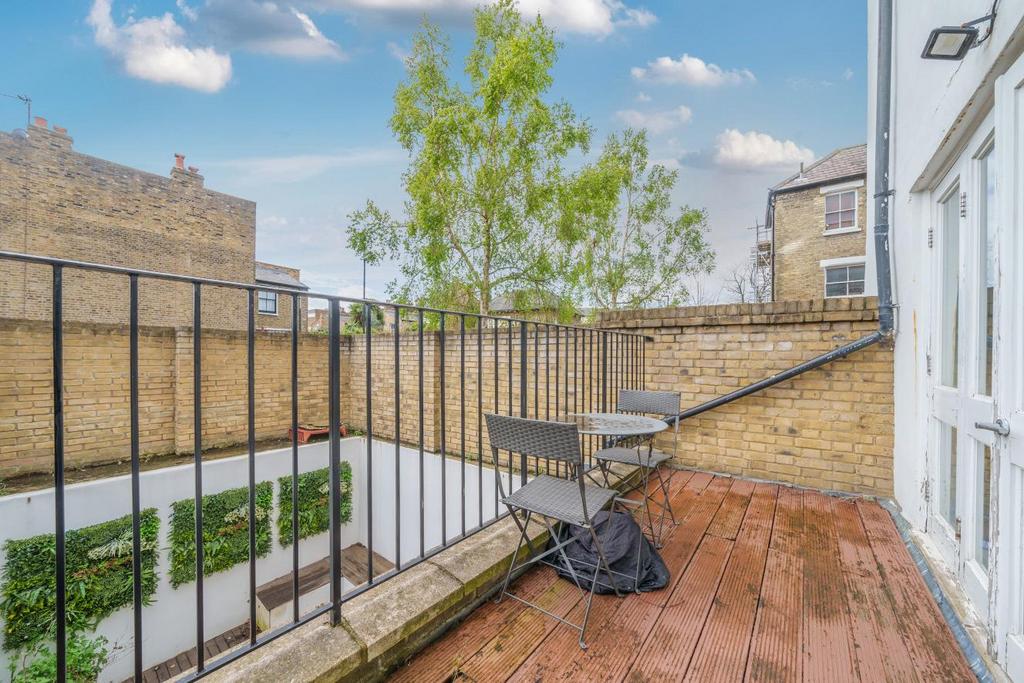 Hayter Road, Clapham 2 bed flat £450,000